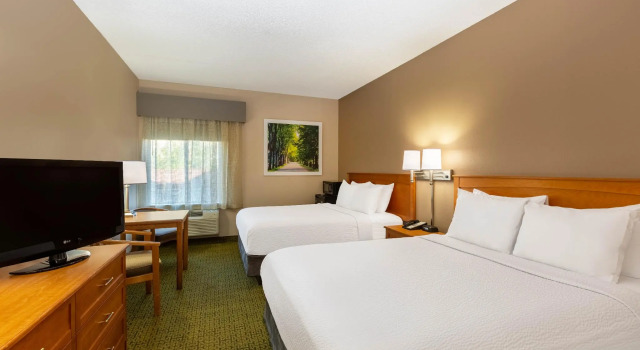 Четырёхместный номер Standard Days Inn & Suites by Wyndham Madison