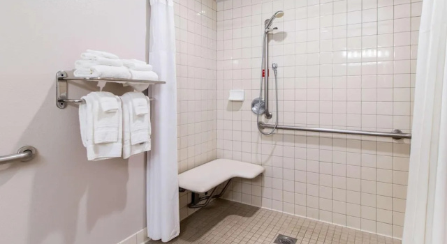 Шестиместный номер Standard Ramada Bayside Inn & Suites Eureka