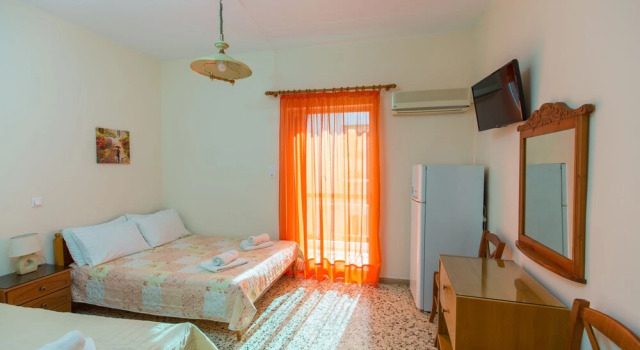 Трёхместный номер Standard с балконом и с видом на сад Akrogiali Beach Rooms