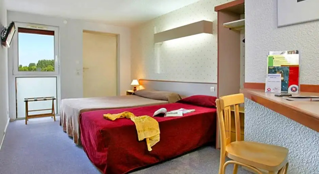 Номер Premium Brit Hotel Argentan