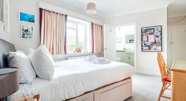Majestic Home With Beautiful Garden in North West London by Underthedoormat, Забронировать Дом для отпуска Коттеджи Большого Лондона, Коттедж