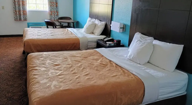 Четырёхместный номер Deluxe Howard Johnson by Wyndham Branson Theatre District