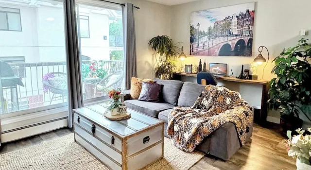 Stylish Downtown Condo near Rogers Place l Parking, Pool, Gym, Balcony & Kitchen, Book Lejlighed Lejligheder i Central Alberta, Lejlighed