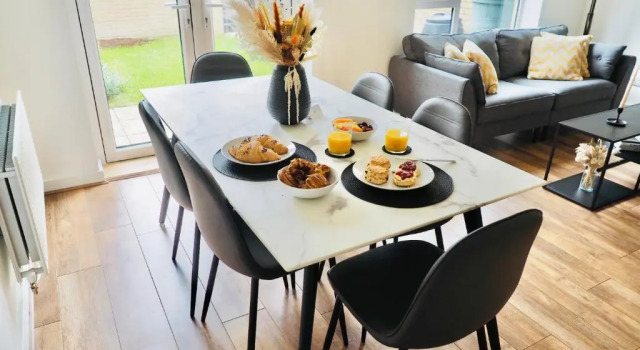 Коттедж с 3 комнатами SA Today Firepool Cres Taunton Fibre Wi-fi Netflix