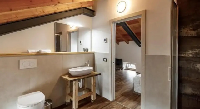 Четырёхместный номер Comfort с балконом и с видом на внутренний двор Casa21