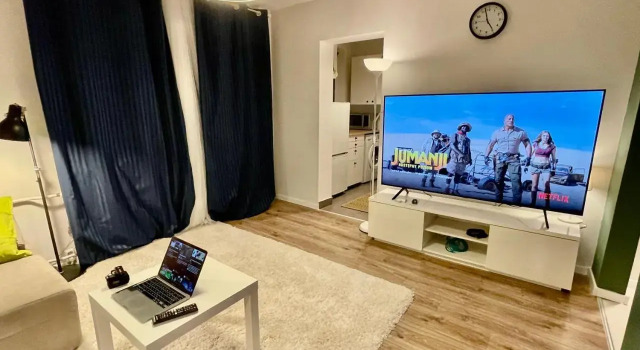 HOLIDAY 3 fast WiFi 70’TV Netflix HBO Max AppleTV, Забронировать Отель Отели Варшавы с парковкой, рядом с ОРКО Тауэр, Парковка