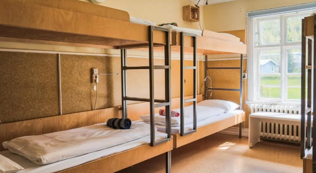 Кровать в общем номере Hafaldan HI hostel, old hospital building
