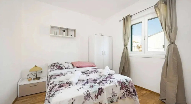 Spacious Apartment in Brodarica With Garden