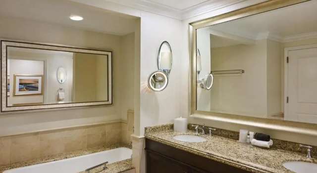 Четырёхместный номер Standard с видом на внутренний двор Balboa Bay Resort