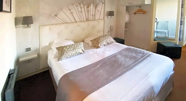 Номер Standard с видом на озеро Logis - Hôtel & Restaurant des Lacs Paris Sud