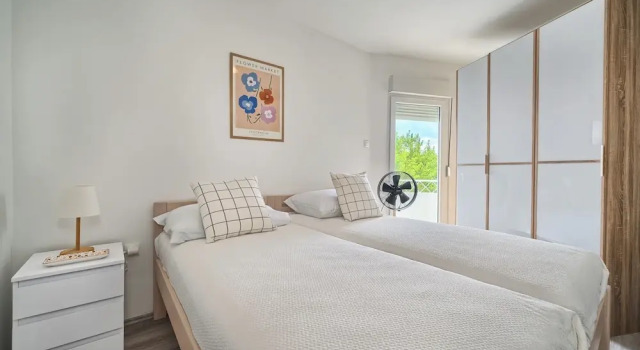 A 2 Luxury apt w big Balcony, 4 min Walk to Beach, Prenota Appartamento Splitska 