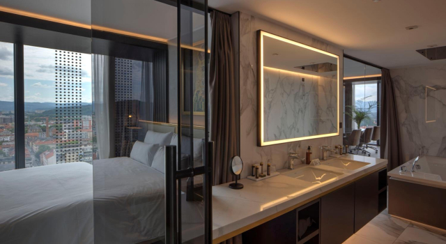 Grand Plaza Hotel & Congress Center, Забронировать Отель Отели Любляна с парковкой, рядом с Мост дракона, Парковка