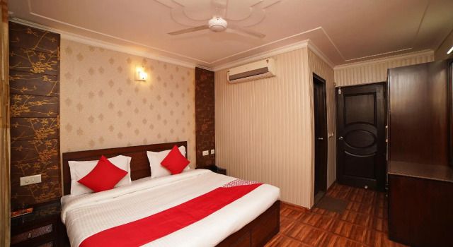 OYO 32589 Hotel Sky Lark