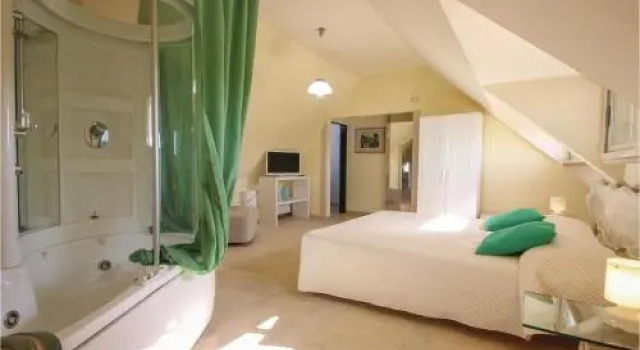 Four Bedroom Holiday Home in Vittoria