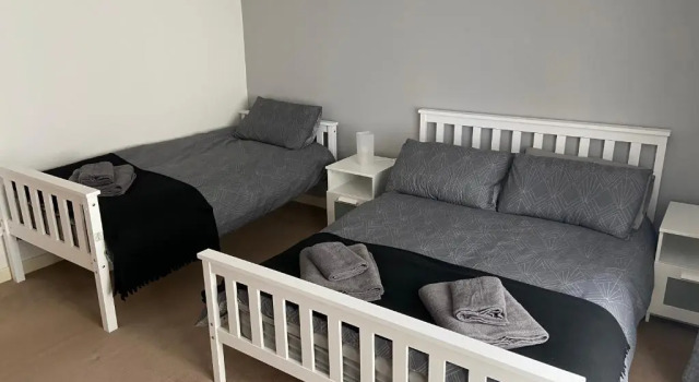 Коттедж Cosy 3-bedroom house, stones throw to beach
