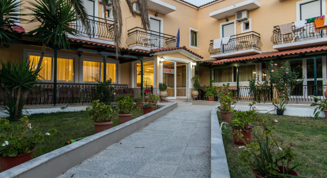 Perkes Hotel Complex, Забронировать Отель Отели Лаганас с завтраком, рядом с Пляжный клуб Pure, Завтраки