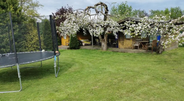 Бунгало Kaare Guesthouse