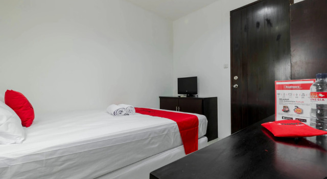 RedDoorz Plus @ Pasar Baru, Book Guesthouse Jakarta Jakarta Province
