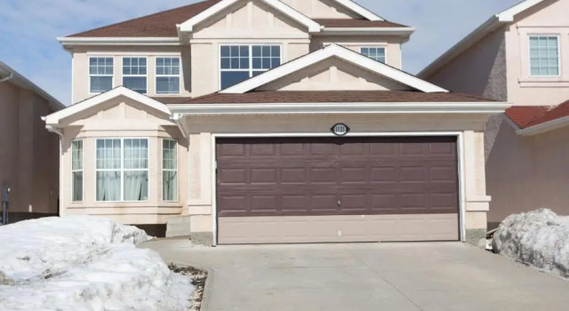 Elegant 4 Bedroom on Comdale, Prenota Hotel Fort Gary Winnipeg