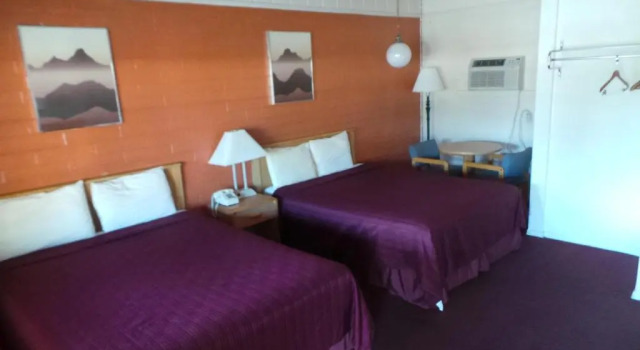 Четырёхместный номер Standard Relax Inn Yreka