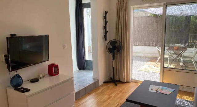 Grand studio de 38m2 et cour indépendante de 25m2 dont wifi et Netflix