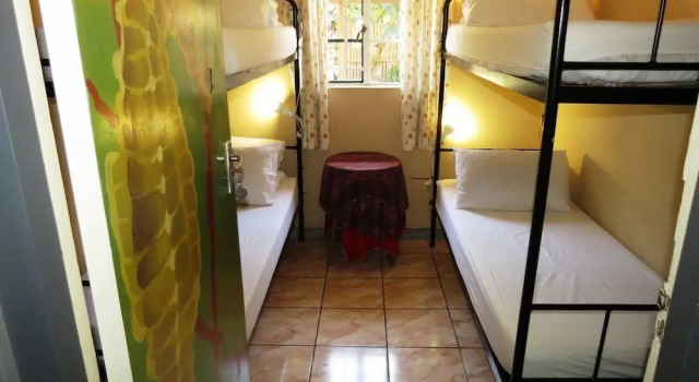 Кровать в общем номере Riverlodge Backpackers