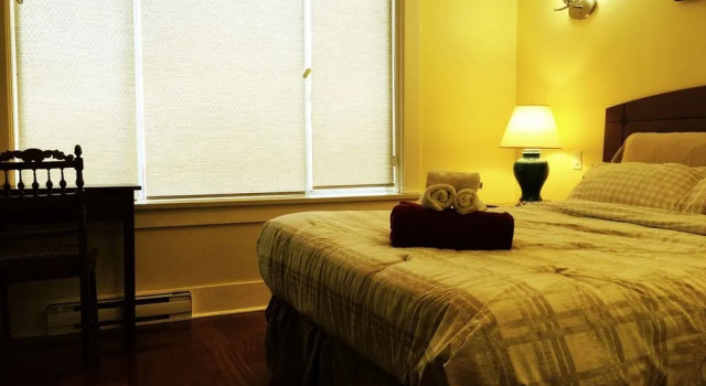 Manor Guest House, Забронировать Гостевой дом Гостевые дома Ванкувера, рядом с Olympic Village Skytrain Station, Гостевой дом