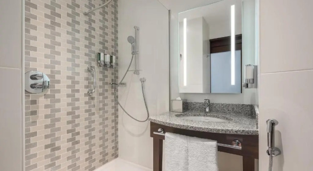 Двухместный номер с диваном Hampton By Hilton Dubai Al Barsha
