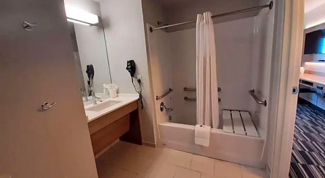 Четырёхместный номер Mobility Accessible Microtel Inn & Suites by Wyndham Loveland