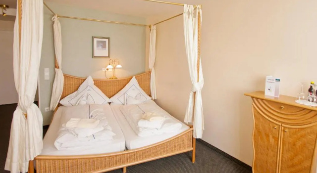 Hotel Seeschlösschen, Забронировать Отель Ховахт Ploen, рядом с Залив Ховахт