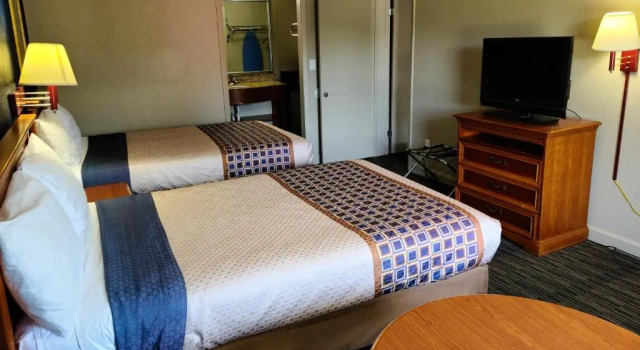 Четырёхместный номер Standard Travelodge by Wyndham Williamsburg Colonial Area