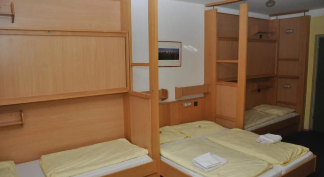Кровать в общем номере (мужской номер) Eduard-Heinrich-Haus, Hostel