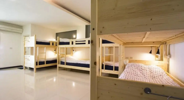 Кровать в общем номере с балконом Dali Yi International Hostel