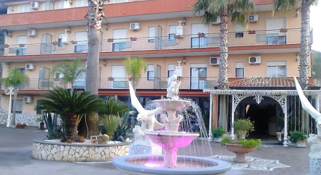Полулюкс Hotel Happy Days