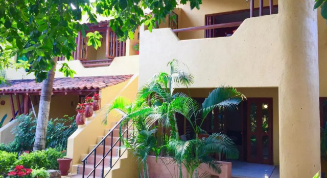 Апартаменты Newer & Roomy w/2 Pools. No Car Needed. Beaches, Restaurants & Shopping W/I walking distance. Taxis and buses abundant for reasonable price if needed