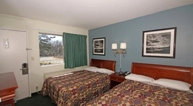 Четырёхместный номер Standard Royal Inn and Suites Charlotte Airport