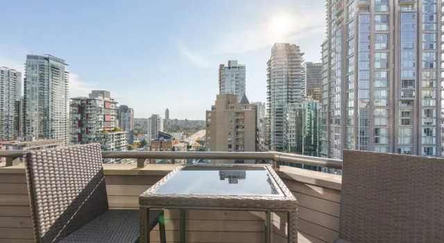 Luxe 2BR Condo w Skyline Views In-suite Laundry, Забронировать Отель Отели Ванкувера с парковкой, рядом с Торговый центр Остров Гранвиль, Парковка