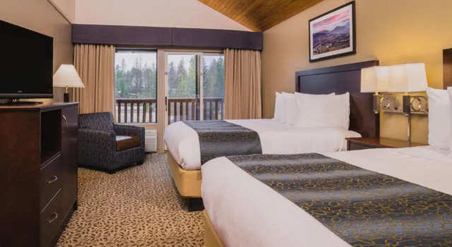 Четырёхместный номер Standard с балконом и с видом на реку Whitefish Riverfront Hotel