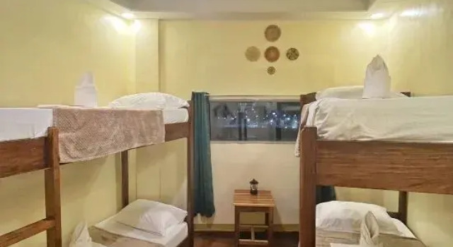 Łóżko w pokoju wieloosobowym Cozy Coron Inn