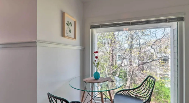 Private Ocean Overlook! Serene Cape Cod Escape, Book Hotel Hoteller i Mashpee med parkering, Parkering