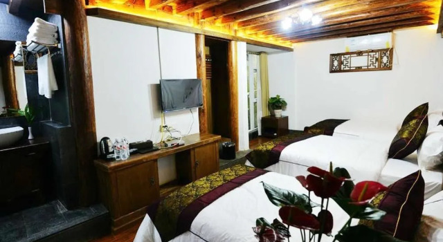 Lijiang Yiran Ethnic custom Viewing Inn, Забронировать Отель Лицзян Юньнань, рядом с Улица Сквер-стрит Древнего города Даянь