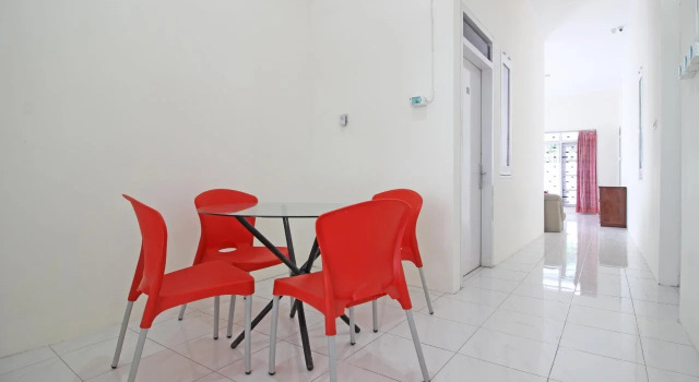 RedDoorz near Terminal Tirtonadi, Boek Hotel Solo. Central Java