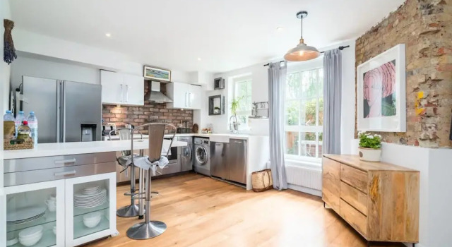 2BR Home in London W/terrace + Parking