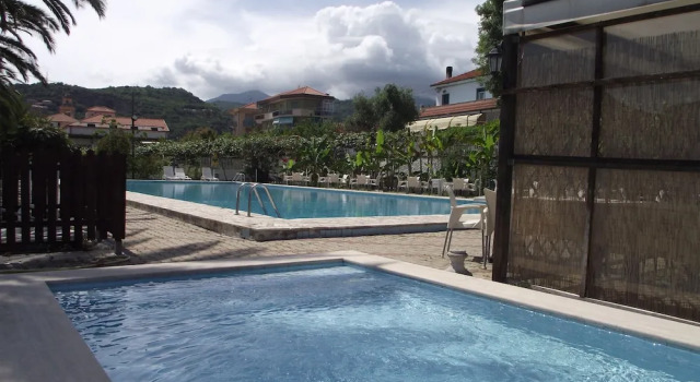 Apartments with Terrace or Balcony Overlooking the Sea