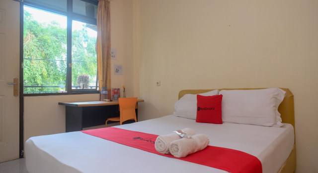 Номер Standard RedDoorz @ Jalan Pramuka Manado