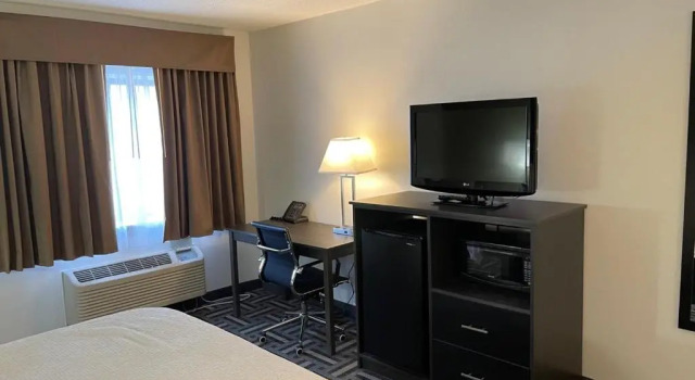 Четырёхместный номер Standard La Quinta Inn and Suites by Wyndham Cincinnati North