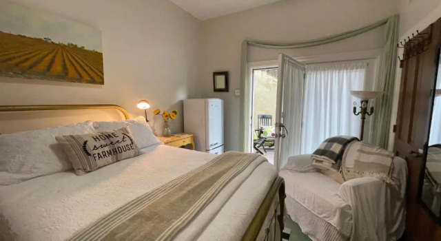 Люкс The Rivery Retreat, Choose from Luxury Guesthouse Cabin OR Poolside Suite in Lake Austin Hill Country