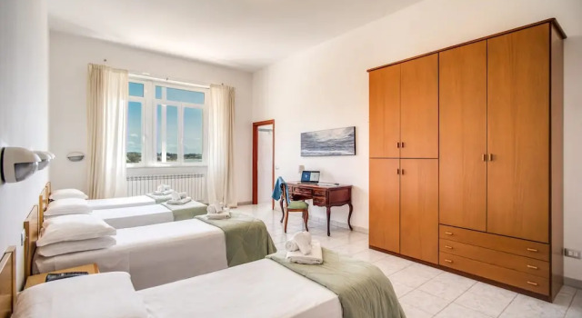 Четырёхместный номер с видом на море Villa MG Hotel
