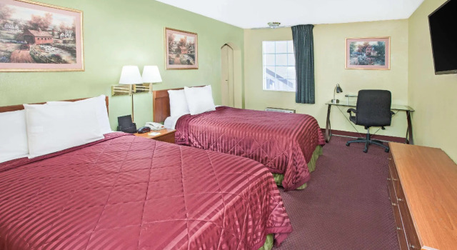 Четырёхместный люкс c 1 комнатой Days Inn & Suites by Wyndham Terre Haute
