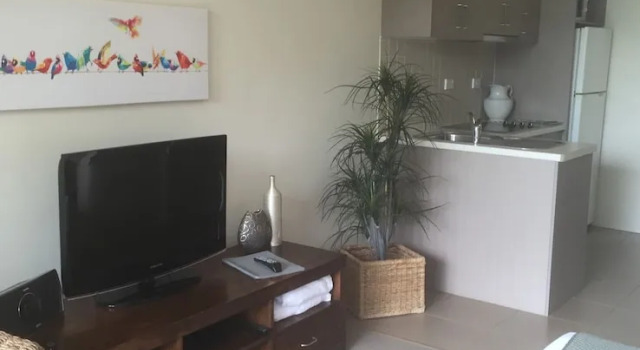 Студия Airlie Central Apartments